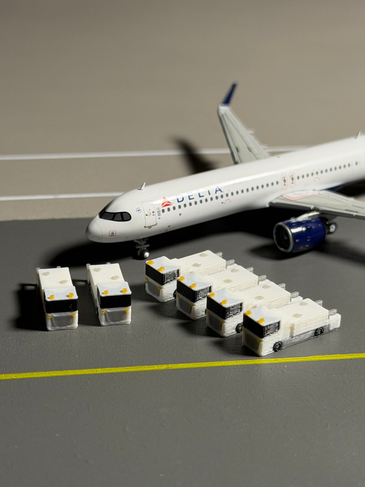 1:400 Scale Aircraft Lavatory Service Truck 6-Pack