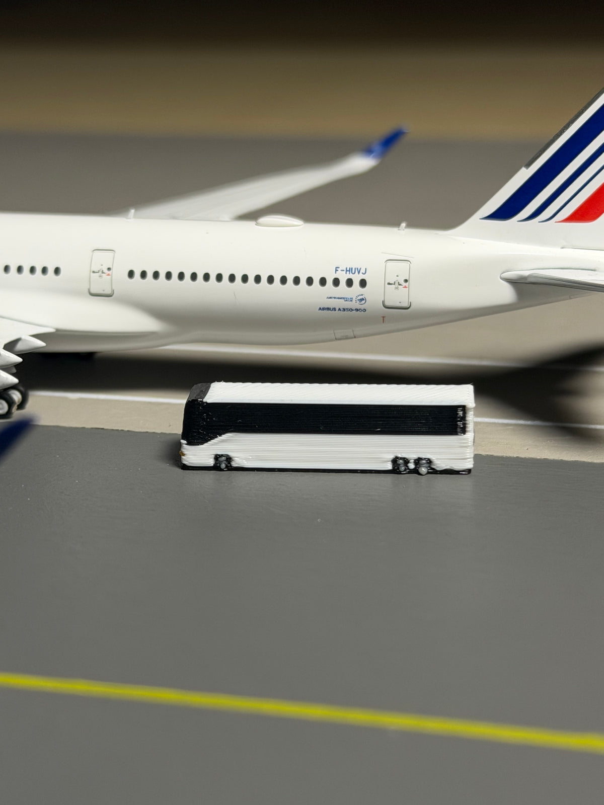 1:400 Scale Airport Charter Bus 6-Pack