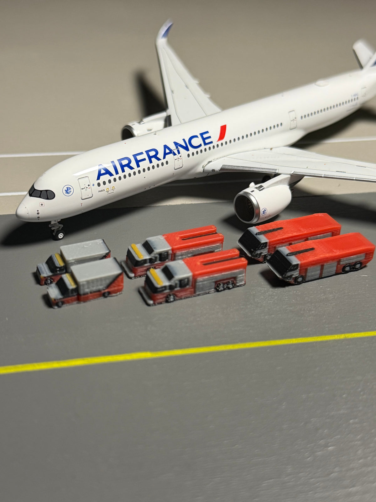 1:400 Scale Airport Fire & Rescue Pack (Red)