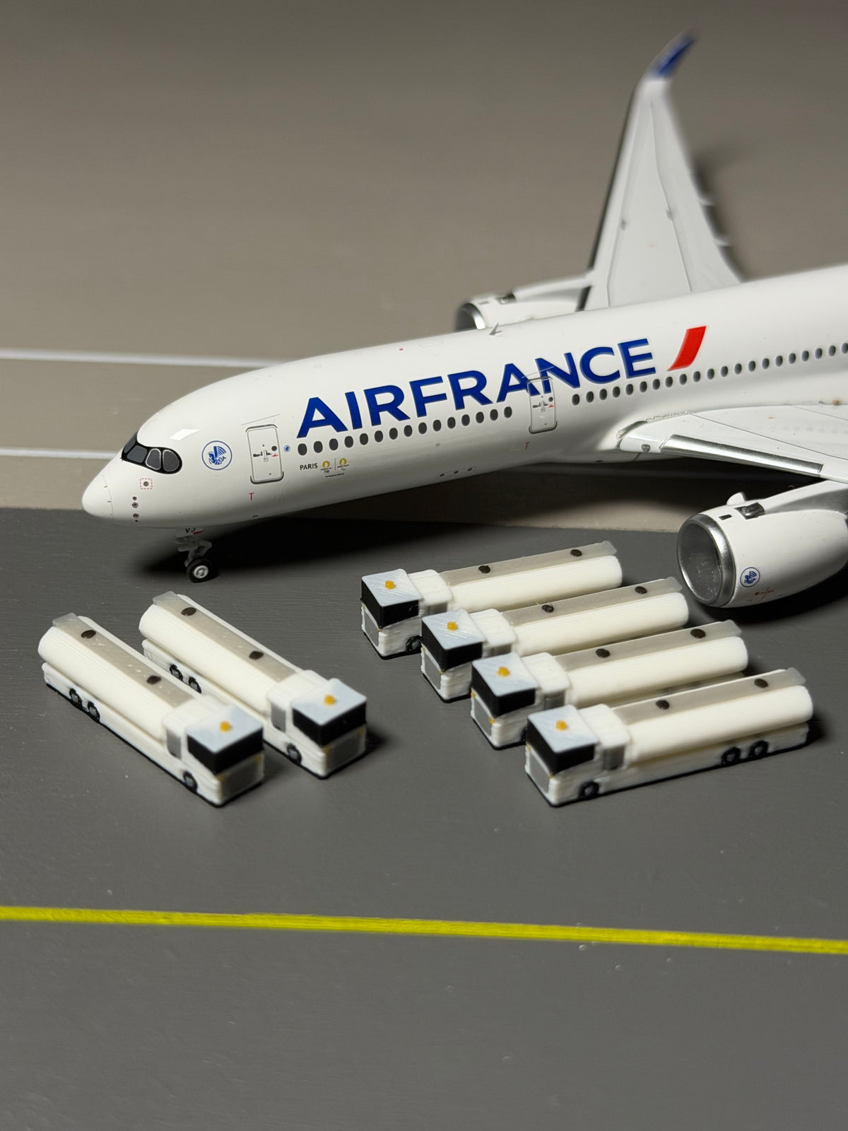 1:400 Scale Airport Medium Size Fuel Truck 6-Pack