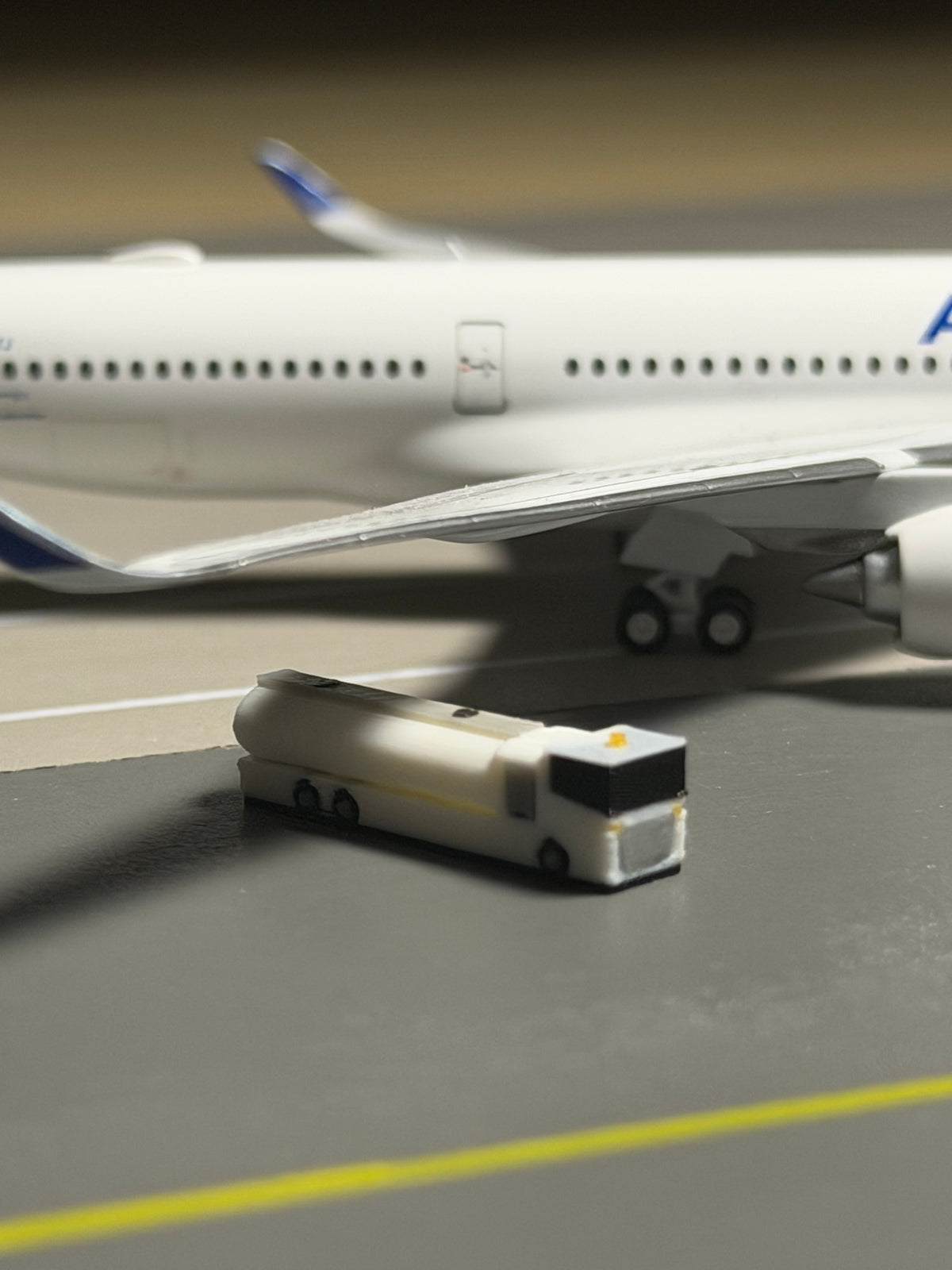 1:400 Scale Airport Medium Size Fuel Truck 6-Pack