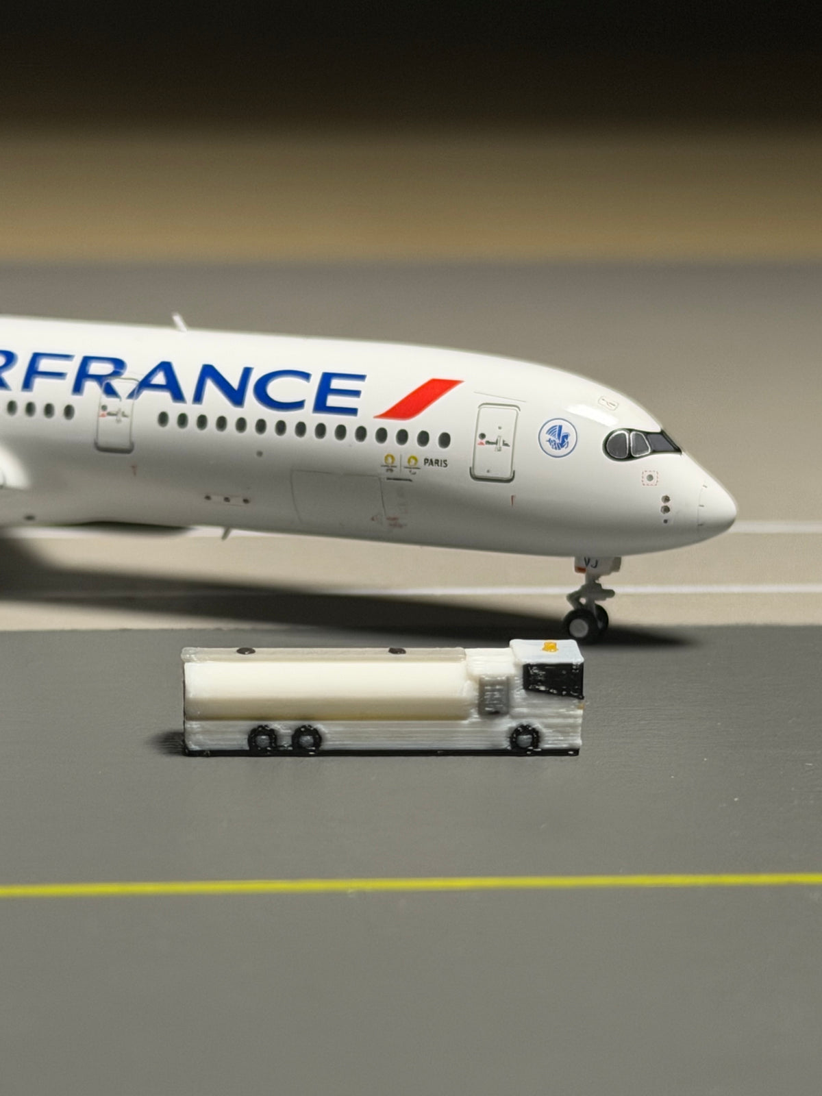 1:400 Scale Airport Medium Size Fuel Truck 6-Pack
