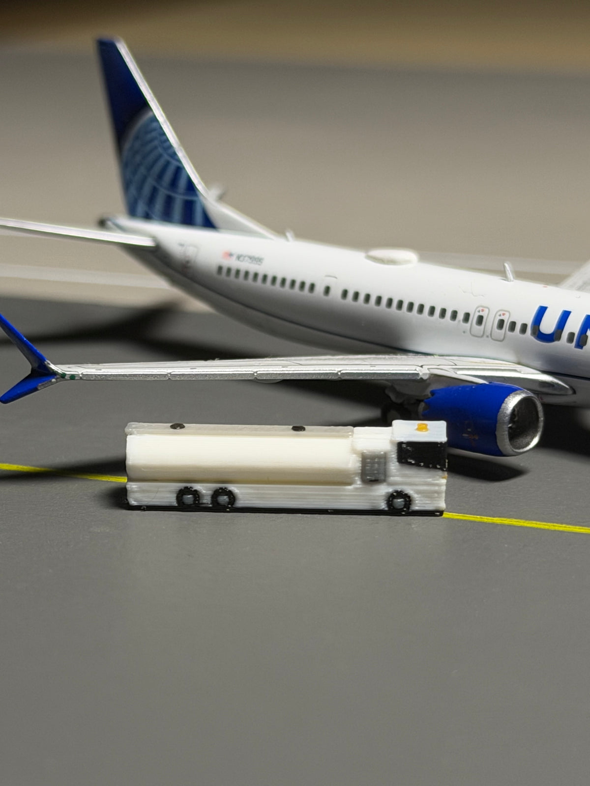 1:400 Scale Airport Medium Size Fuel Truck 6-Pack