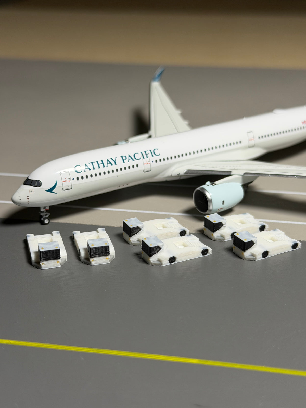 1:400 Scale Airport Functional Pushback Tug 6-Pack
